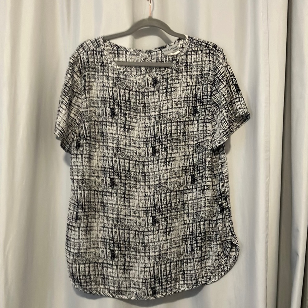 Blouse with abstract b+w print